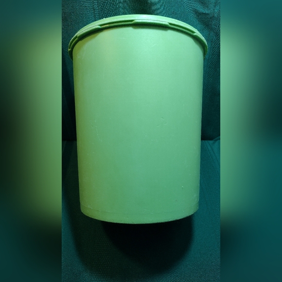 Lime Green Vintage Tupperware container ( MOLD NUMBER 1339-5 ) - Picture 3 of 7